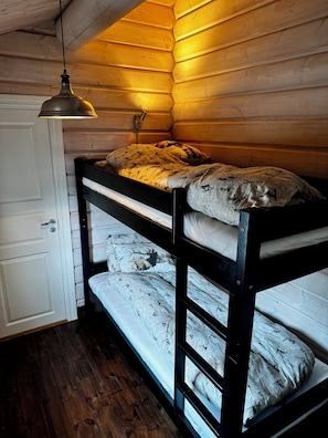 3 bedrooms, desk, travel cot, WiFi