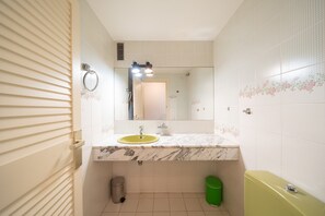 Apartment | Bathroom | Hair dryer - Apartment in L'escala by Platja de Riells (L'Escala)