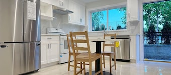 Cozy second-floor room for staying (E)