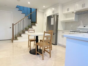 Microwave, oven, stovetop, dishwasher - Cozy second-floor room for staying (E) (Vancouver)