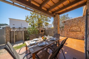 Villa | Outdoor dining - Villa in L'escala Near Platja D'empuries (L'Escala)