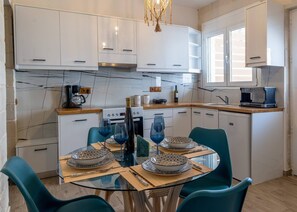 Kühlschrank, Ofen, Herdplatte, Wasserkocher mit Kaffee-/Teezubehör