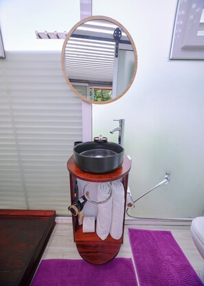 Doccia, asciugacapelli, asciugamani, sapone