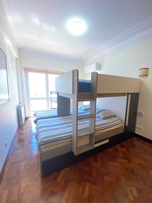 3 chambres, fer et planche à repasser, Wi-Fi, draps fournis