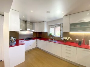 Mikrovågsugn, ugn, spishäll och diskmaskin