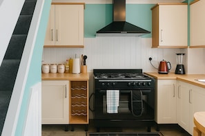 Jääkaappi, mikroaaltouuni, uuni, liesi