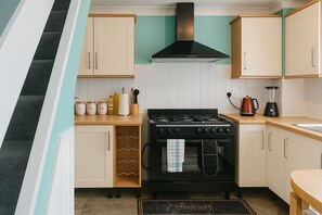 Fridge, microwave, oven, stovetop - House - Sleeps 8 - Garden - Pet Friendly - Parking (Sittingbourne)
