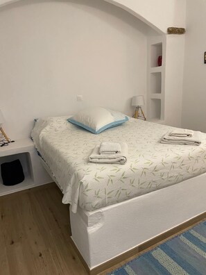 2 soverom, skrivebord, strykejern/-brett og wi-fi (inkludert)