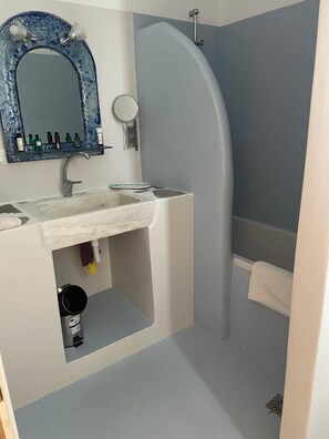 Douche, sĂšche-cheveux, serviettes fournies, savon