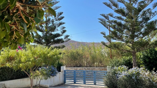A gated entrance with a clear view of a mountain in the background. - Villa Omega in Kokkali, Leros (Kokkali)