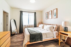 4 Schlafzimmer, Schreibtisch, Bügeleisen/Bügelbrett, Reisekinderbett