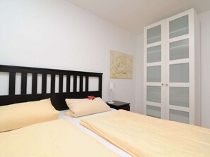 House | 4 bedrooms, individually furnished, iron/ironing board - Holiday Home for 4 People With Terrace (Krummhoern)