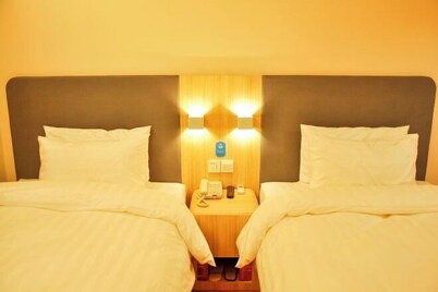 京铁商旅酒店(太原站西广场地铁站店)