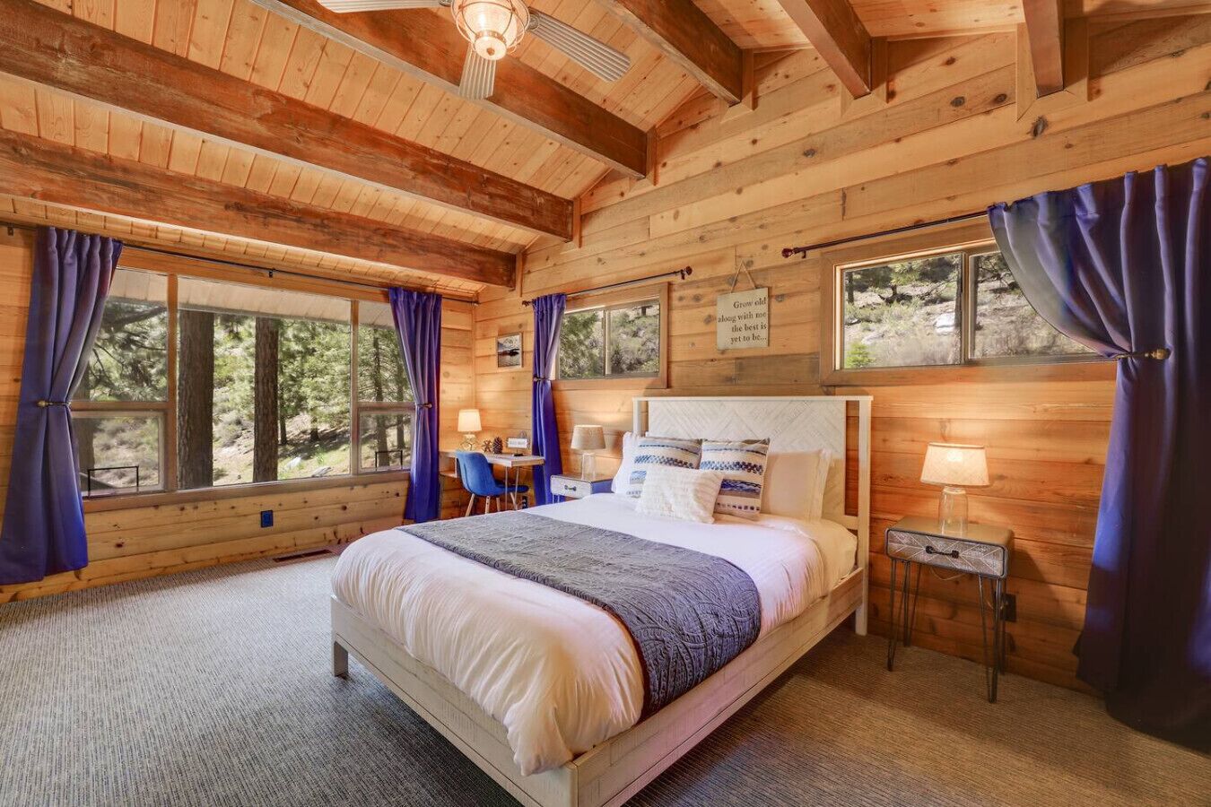 4 dormitorios, escritorio, tabla de planchar con plancha y cuna de viaje