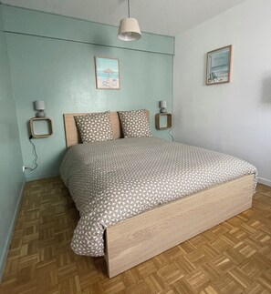 Iron/ironing board, bed sheets, wheelchair access