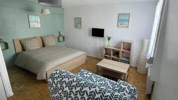 Iron/ironing board, bed sheets