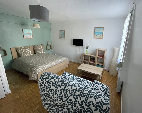 Iron/ironing board, bed sheets, wheelchair access