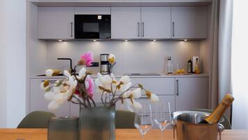 Réfrigérateur, micro-ondes, plaque de cuisson, lave-vaisselle