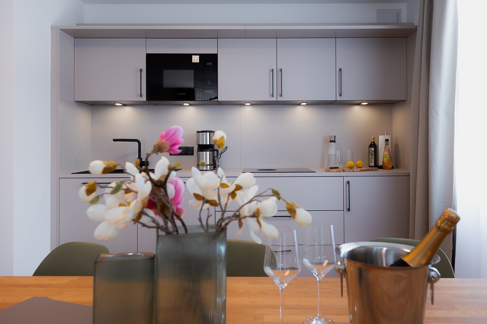 Kühlschrank, Mikrowelle, Herdplatte, Geschirrspüler