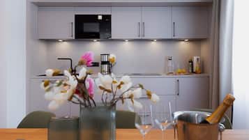 Kühlschrank, Mikrowelle, Herdplatte, Geschirrspüler