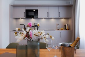 Frigorífico, microondas, placa de cocina y lavavajillas