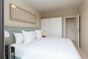 2 bedrooms, iron/ironing board, internet