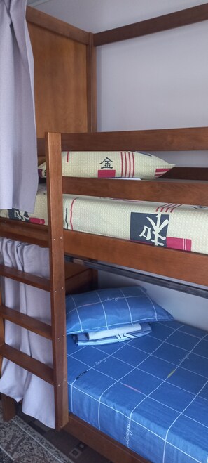 4 室のベッドルーム、セーフティボックス (室内)、アイロン / アイロン台、WiFi