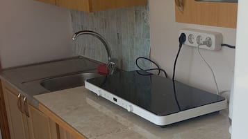 Microwave, cookware/dishes/utensils