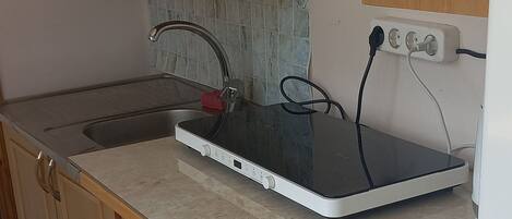 Microones i utensilis de cuina, vaixella i coberteria