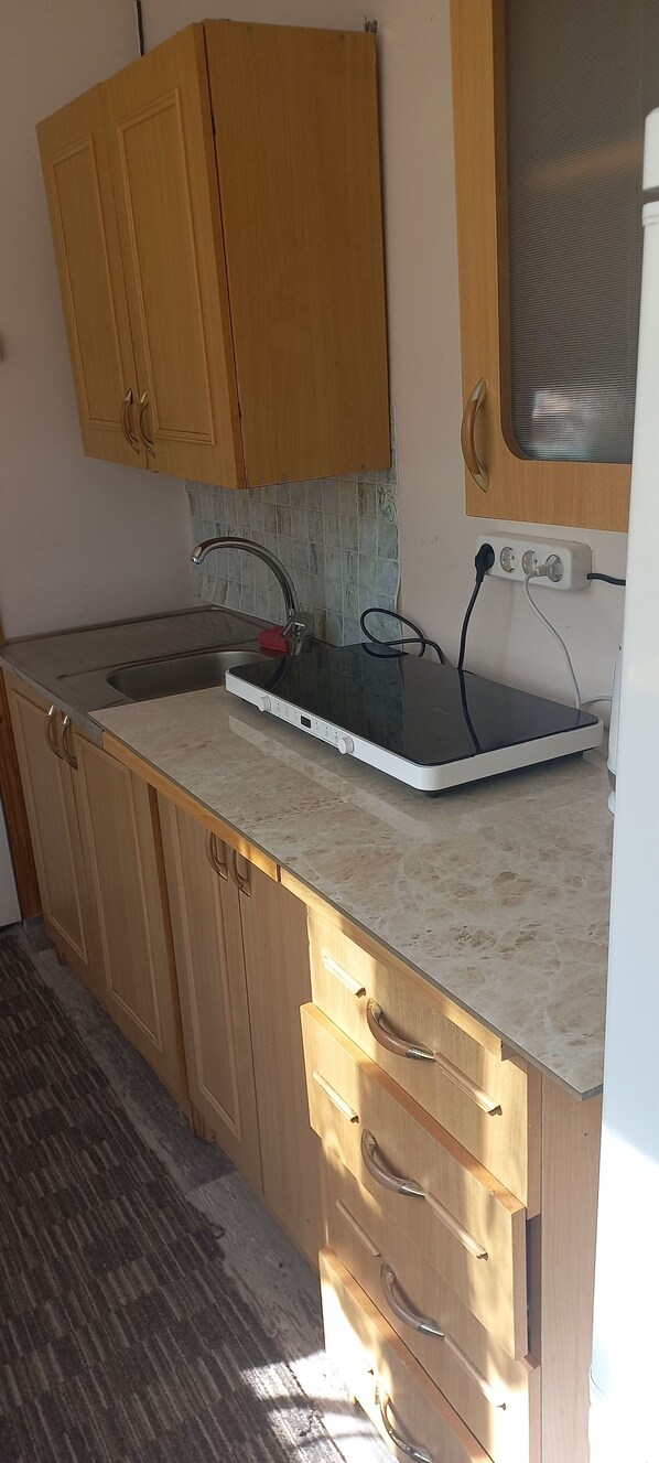 Microwave, cookware/dishes/utensils