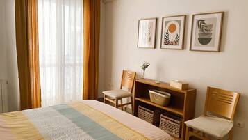 2 slaapkamers, een strijkplank/strijkijzer, reisbedje, gratis wifi