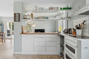 Réfrigérateur, un four, lave-vaisselle, bouilloire électrique