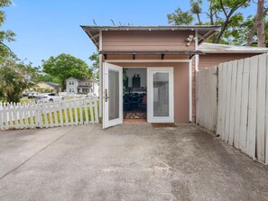 Exterior - Chic & Cozy Spot • Prime Location Near It All (Tampa)