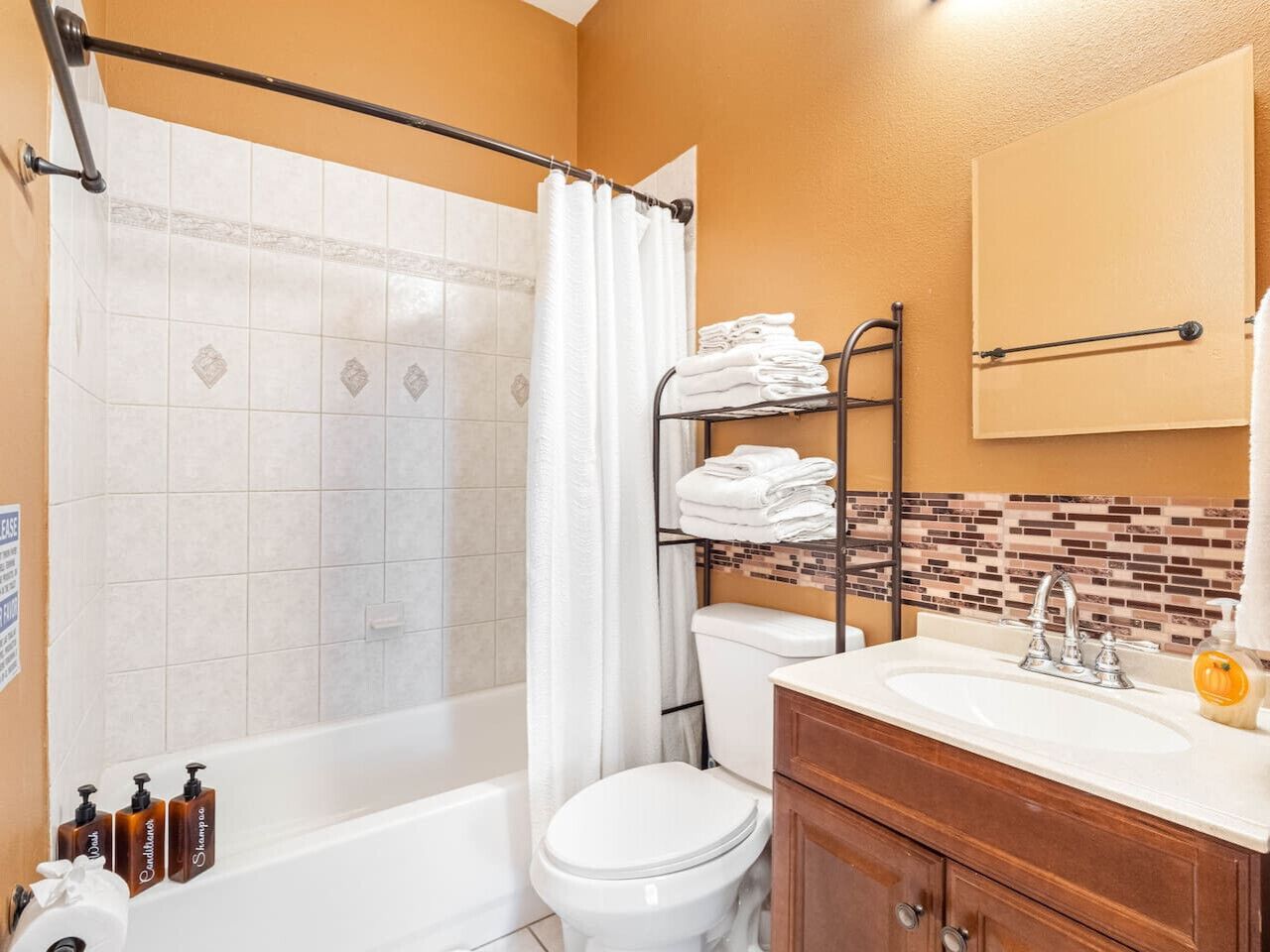 Une salle de bain avec une baignoire, des toilettes et un lavabo.