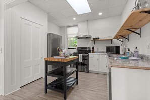 Fridge, microwave, stovetop, dishwasher