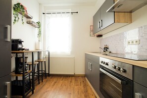 Microwave, oven, stovetop - Living La Christal apartment with workspace & games (Fulda)