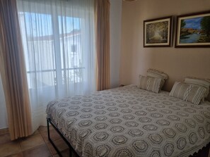 2 bedrooms, iron/ironing board, free WiFi, bed sheets - 1 -living 2-bedroom south-facing apartment in quiet residence near train station (Saint Paul les Dax)