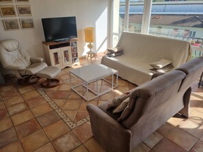 TV - 1 -living 2-bedroom south-facing apartment in quiet residence near train station (Saint Paul les Dax)