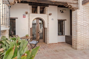 Outdoor dining - Apartment San Bartolomé Albaicin. Parking included (Granada)