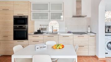 Een koelkast, een magnetron, een oven, een kookplaat