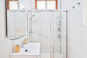 Articles de toilette écologiques, sèche-cheveux, serviettes fournies