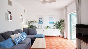 Een smart-tv, een dvd-speler, tafelvoetbal en boeken