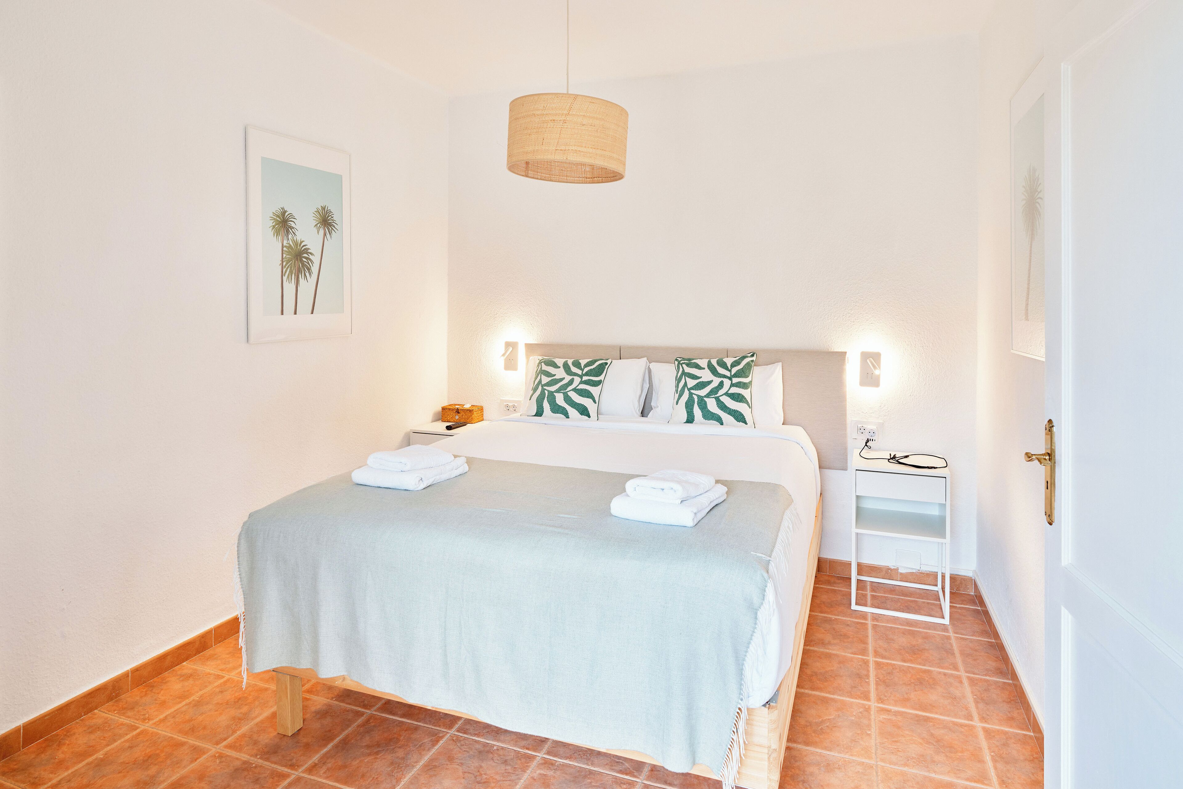 2 slaapkamers, een bureau, een strijkplank/strijkijzer, reisbedje