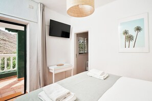 2 chambres, bureau, fer et planche à repasser, lit parapluie