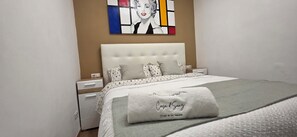 2 chambres, fer et planche à repasser, Wi-Fi, draps fournis