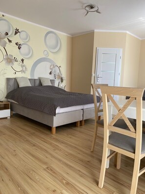 1 bedroom, bed sheets