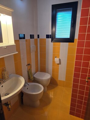 Sèche-cheveux, bidet, serviettes fournies, savon