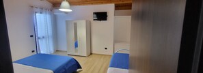 1 quarto, ferros/tábuas de passar roupa, roupa de cama