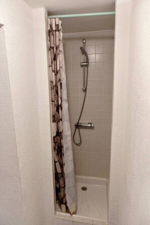 Douche, sèche-cheveux
