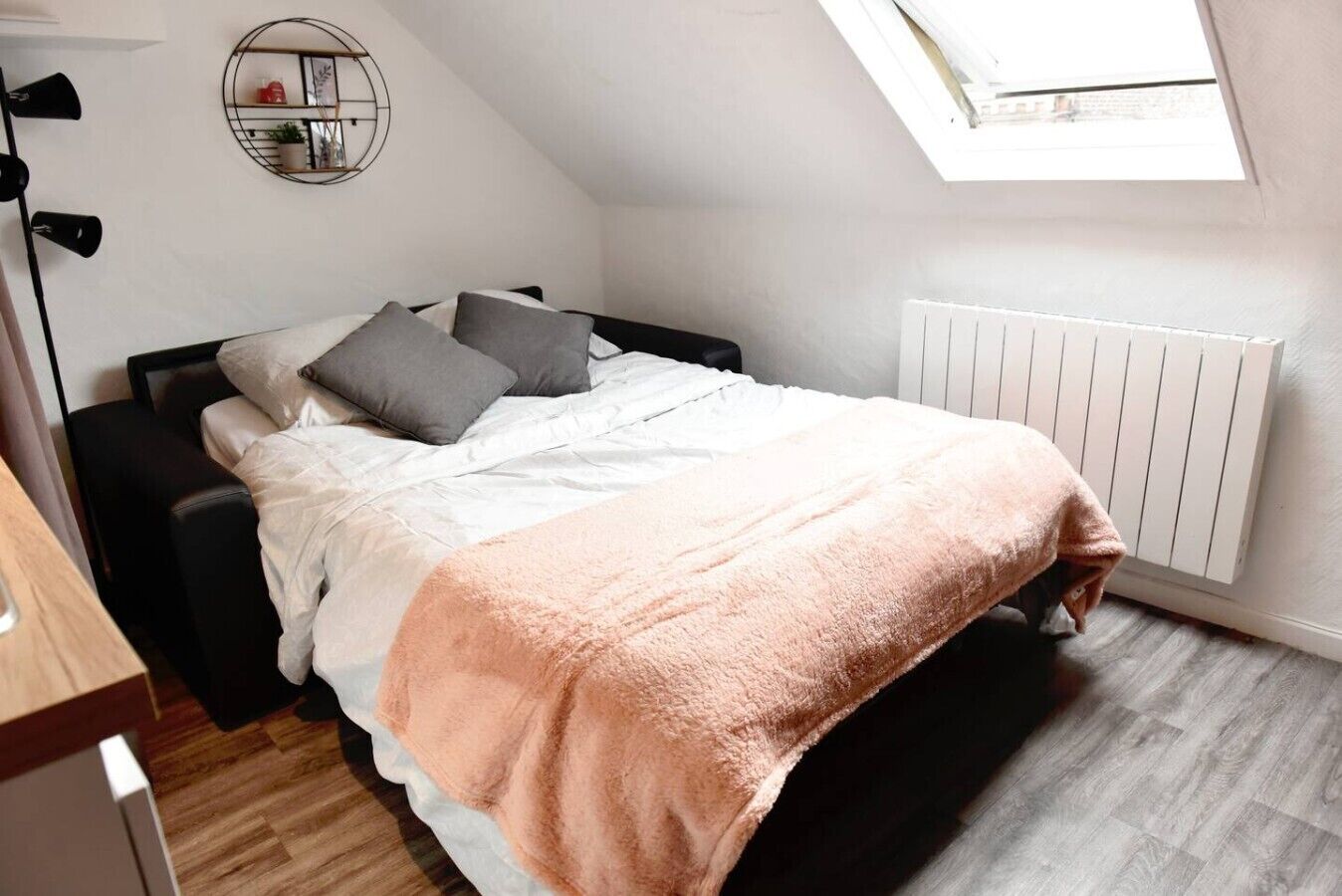 Desk, WiFi, bed sheets
